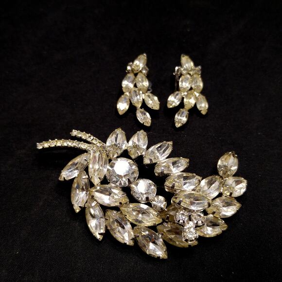 Vintage Clear Rhinestone Floral Brooch Clip Earrings Set, Rhodium Plated, 1960s - Picture 2 of 10